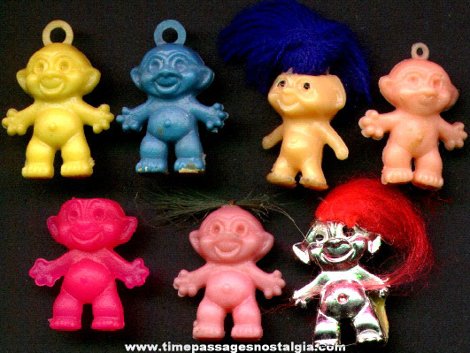 (7) Miniature Gum Ball Machine Trolls Or Wishniks Figures & Charms