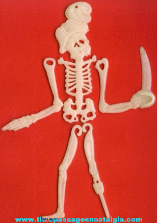 1978  Cap’n Crunch Cereal Glow-In-The-Dark Pirate Skeleton Figure Premium / Prize