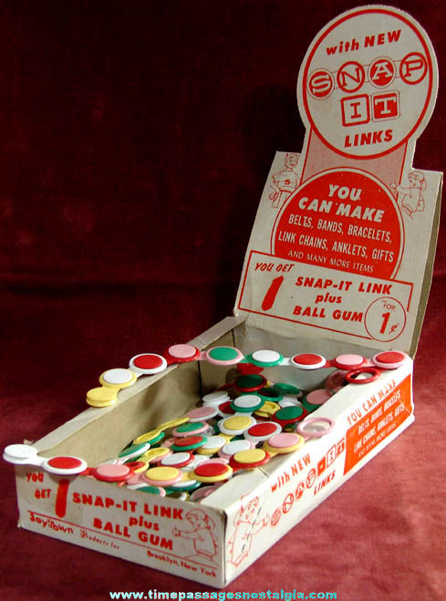 (111) Colorful Old Gum Ball Prize Snap It Links With Store Display Box