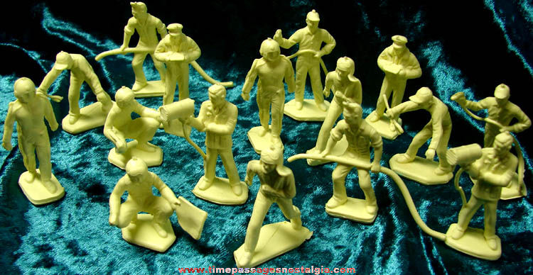 (16) Old MARX Cape Canaveral Cream Colored Plastic Play Set Figures