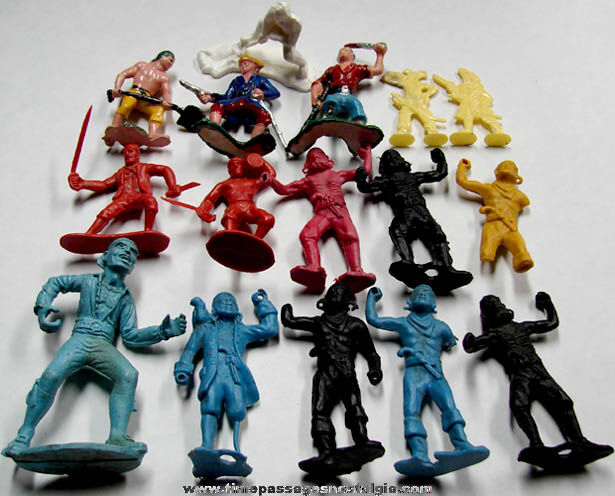 (16) Old Toy Pirate Play Set Figures