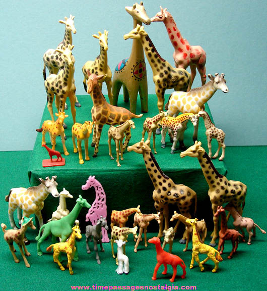 (34) Small Giraffe Figures
