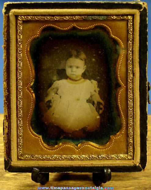 Early Ambrotype or Daguerreotype Child Photograph In Case
