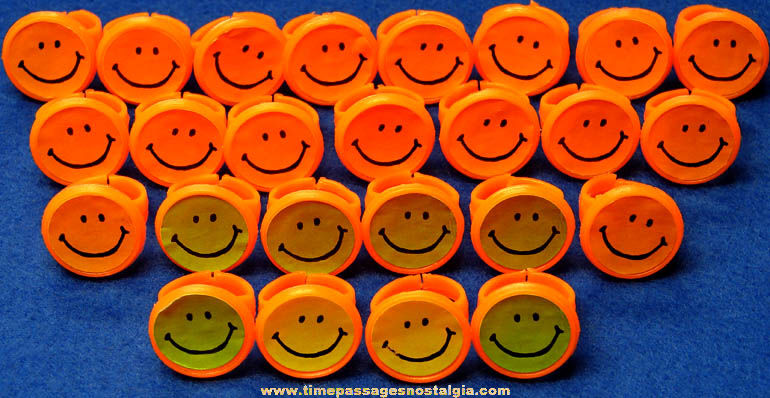 (25) Colorful Old Smile Face Gum Ball Machine Prize Toy Rings