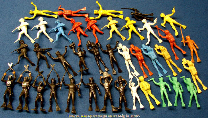 (39) Miniature U.S. Navy Diver Plastic Toy Play Set Figures