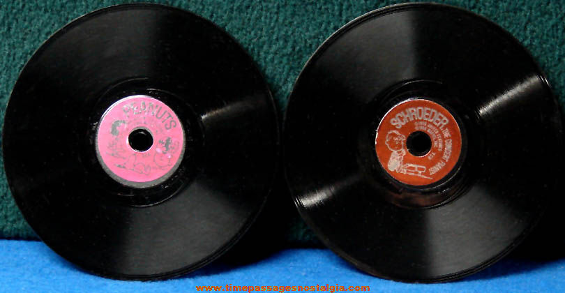 (2) 1968 Mattel O Phone Charles Schulz Peanuts Character Miniature Records