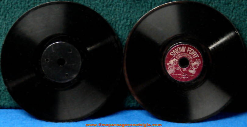 (2) 1968 Mattel O Phone Charles Schulz Peanuts Character Miniature Records