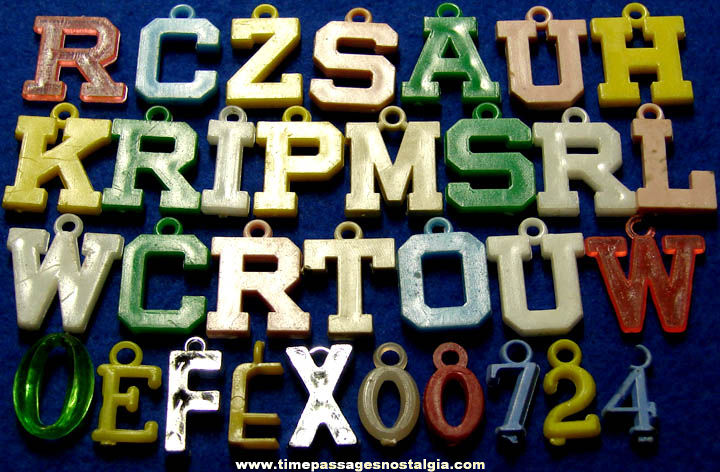 (32) Old Gum Ball Machine Toy Prize Alphabet Letter & Number Plastic Charms