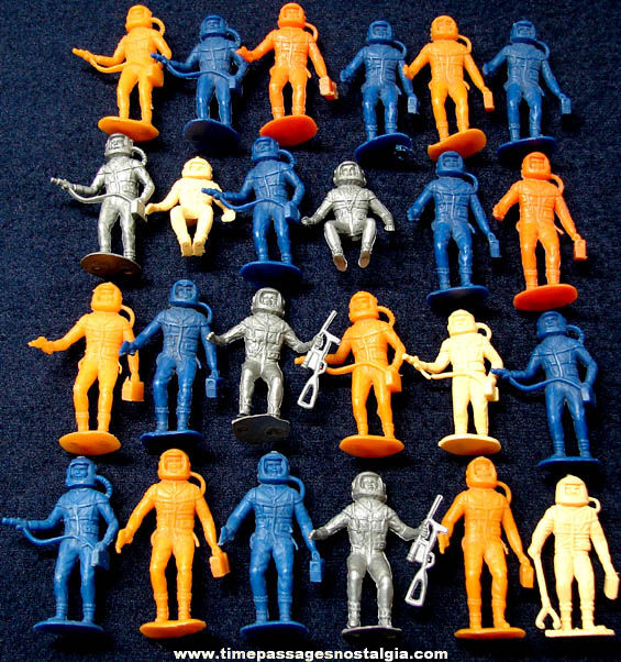 (24) Old MPC Moon Landing Astronaut Miniature Plastic Toy Play Set Figures