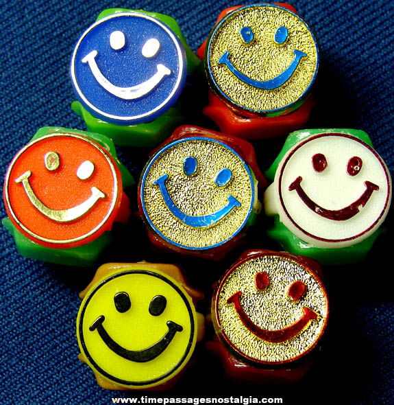 (7) Colorful Old Unused Plastic Smile Face Gum Ball Machine Prize Toy Rings