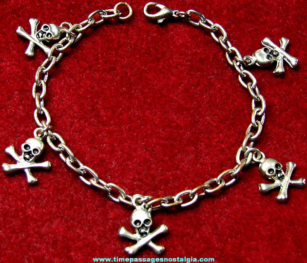 Jewelry Charm Bracelet With (5) Matching Miniature Skull & Crossed Bone Charms
