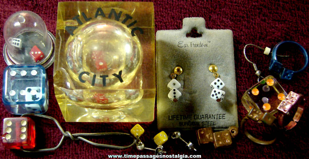 (11) Small Old Game or Gambling Dice Items