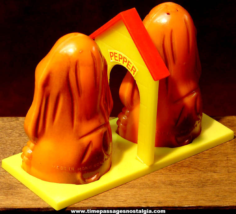 Colorful Old Unused Big Eyed Hound Dog Salt & Pepper Shaker Set With Dog House Tray