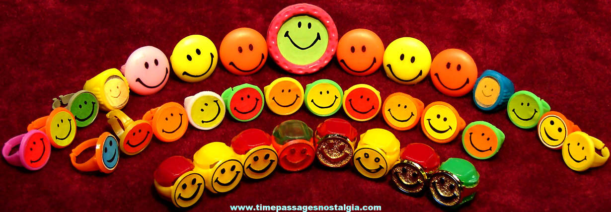 (34) Colorful Old Unused Plastic Smile Face Gum Ball Machine Prize Novelty Toy Rings