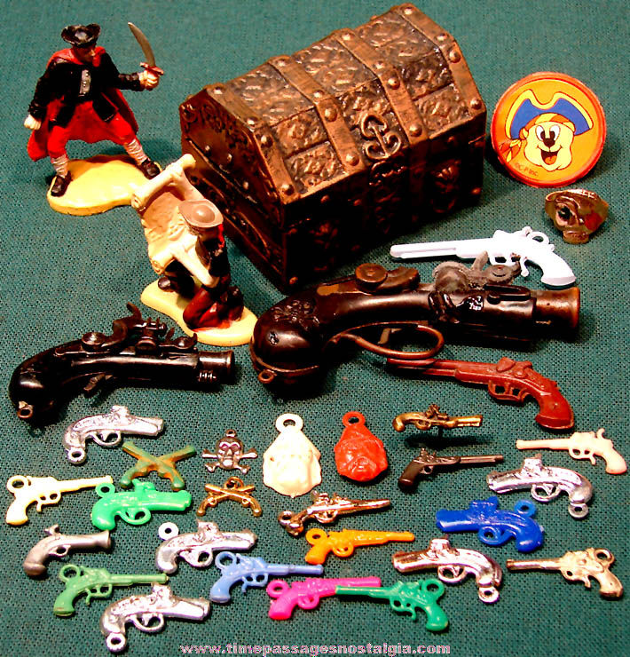 (33) Small Old Pirate Related Toy Items