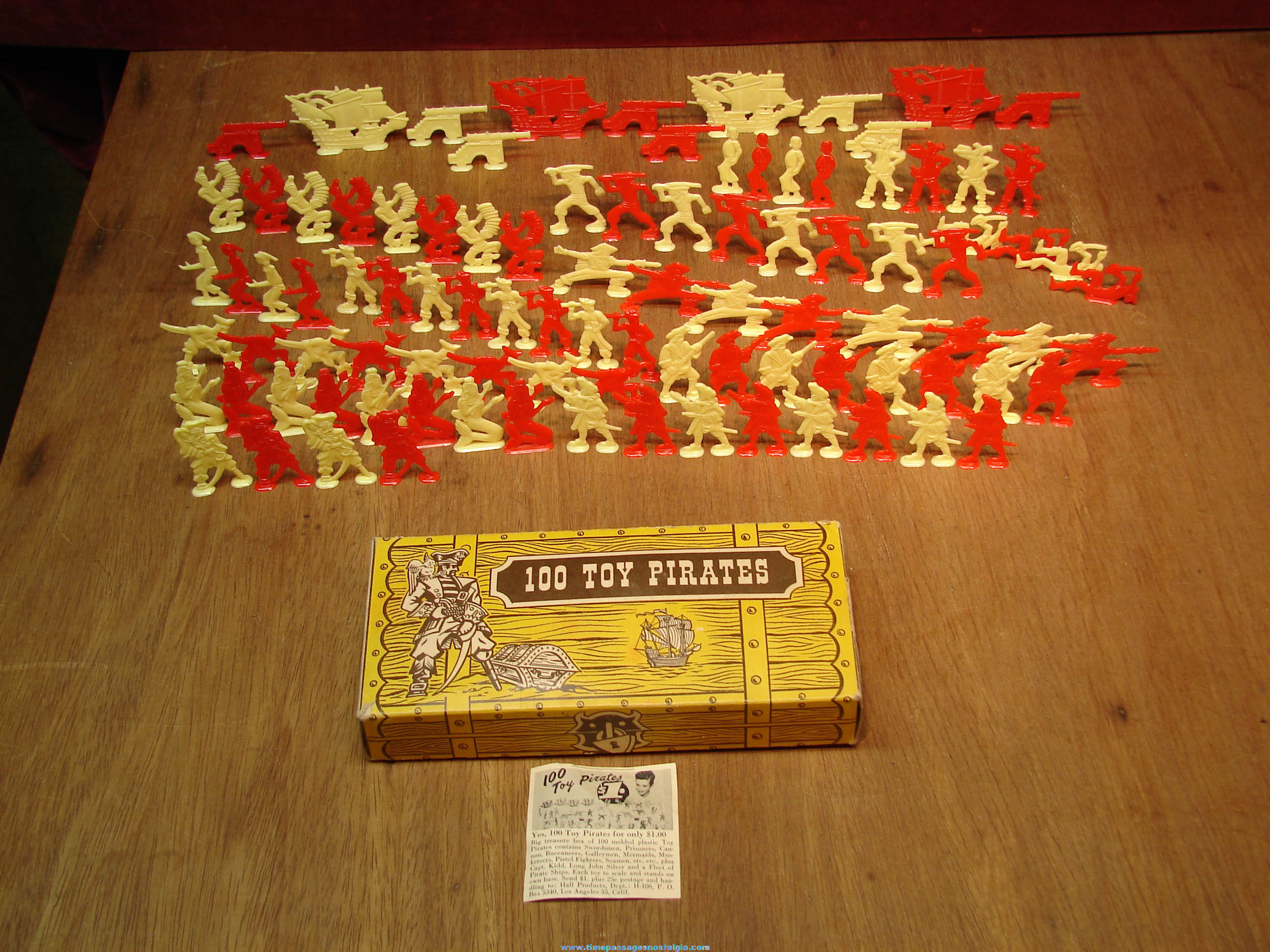 (100) Old Toy Pirate Plastic Play Set Figures With Treasure Chest Box & Advertisement