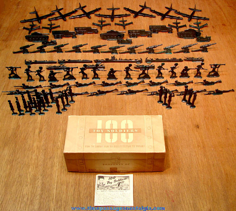 (100) Old Toy Soldiers Plastic Play Set Figures With Foot Locker Box & Advertisement