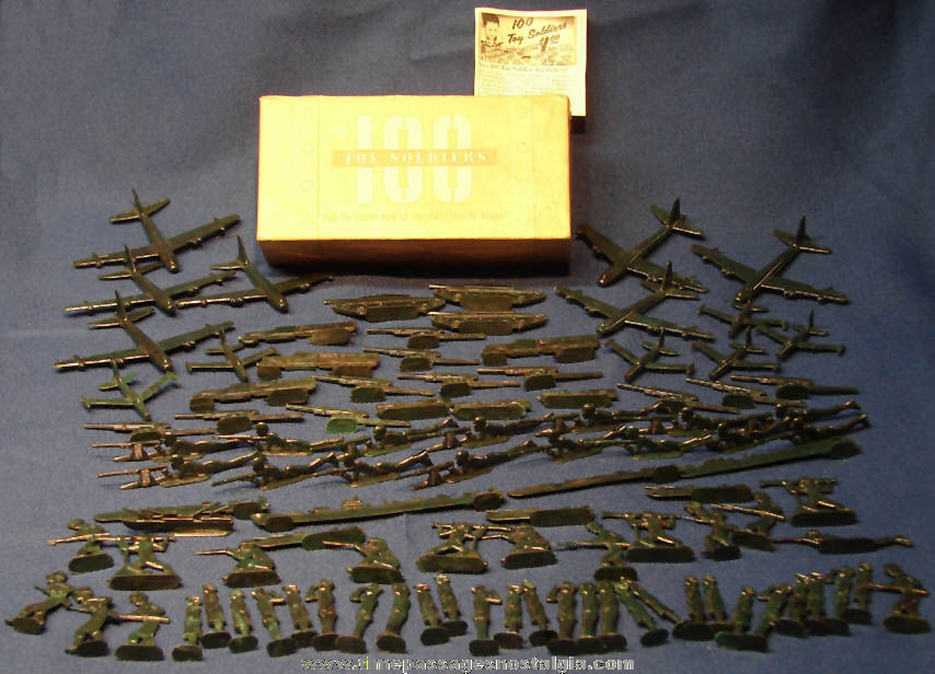 (100) Old Toy Soldiers Plastic Play Set Figures With Foot Locker Box & Advertisement